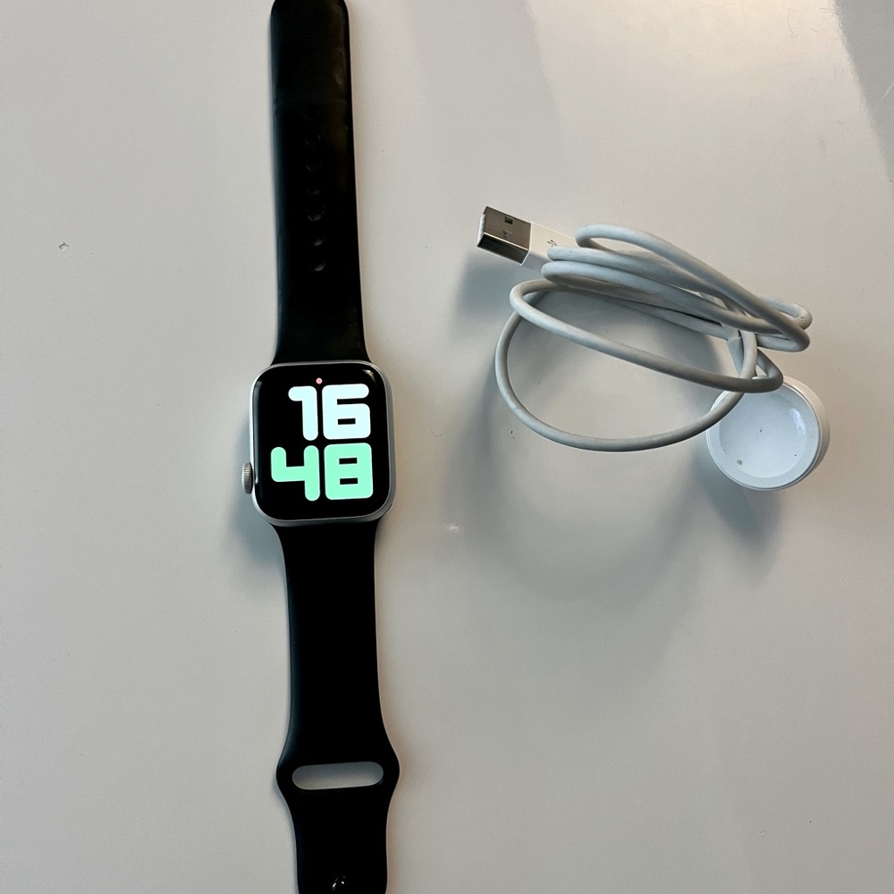 Silver Apple Watch Series 4 40MM